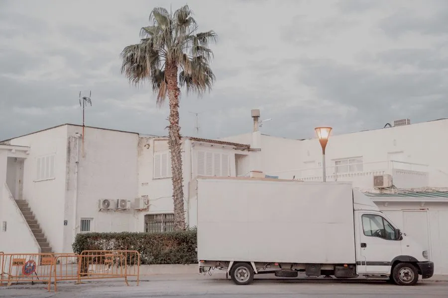 Camión de mudanza estacionado para cargar