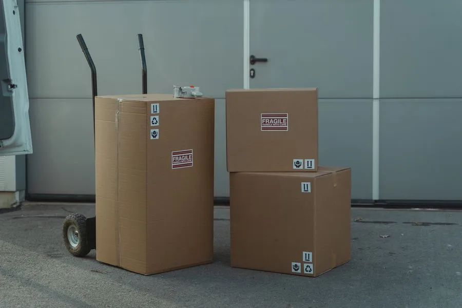 Cajas de cartón en un carrito listas para una mudanza