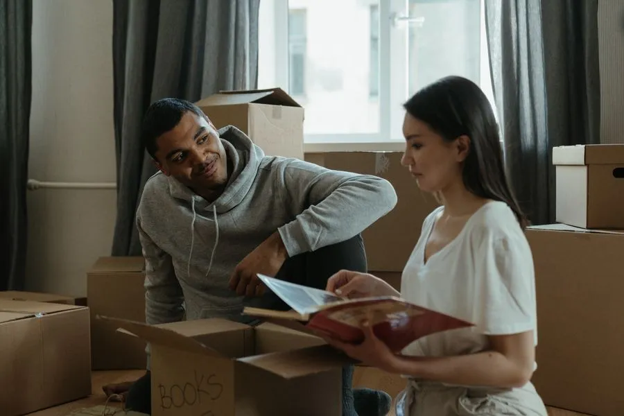 Pareja desempacando cajas en su nuevo hogar